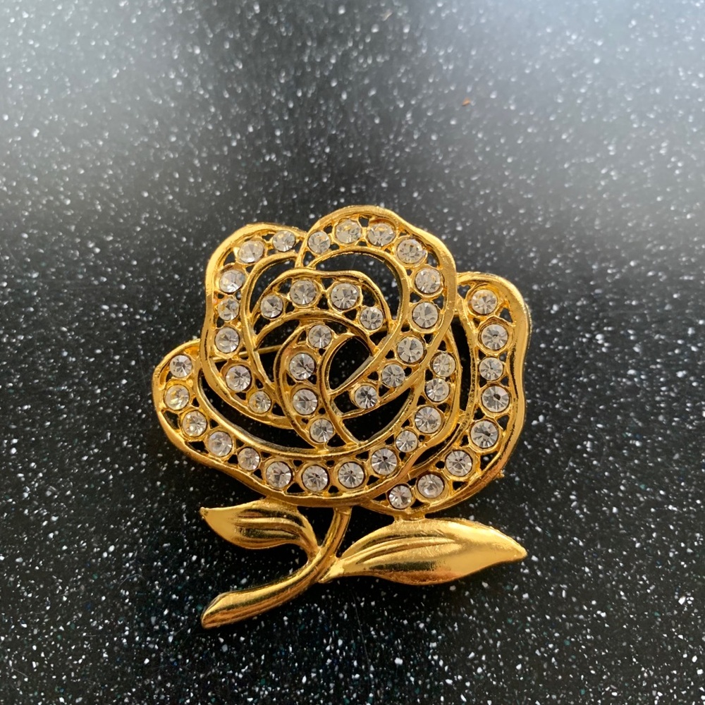 Rose shaped jewelry brooch